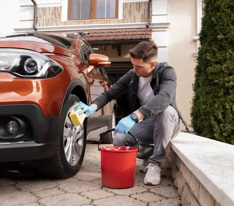 Lavage auto à domicile Sillé-le-Philippe : professionnel intervenant sur un véhicule